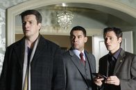 Castle – Richard Castle (Nathan Fillion, l.), Javier Esposito (Jon Huertas, M.) und Kevin Ryan (Seamus Dever, r.) arbeiten an einem neuen Fall, der einige Überraschungen parat halt.