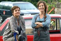 Rindvieh à la carte – Karolin (Celia Sarto, rechts) und Frieda (Muriel Baumeister) sind gute Freundinnen.