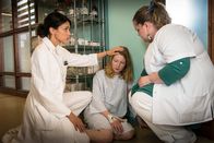 Notruf Hafenkante – Dr. Jonas (Gerit Kling, l.) und Frauke (Manuela Wisbeck, r.) kümmern sich um ihre Patientin Ariane Petri (Katja Studt, M.), die vor lauter Aufregung auf dem Krankenhausflur zusammengebrochen ist.