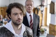 Sturm der Liebe – Werner (Dirk Galuba, r.) gibt Joshua (Julian Schneider, l.) zu verstehen, dass er ihn nicht am "Fürstenhof" haben will.