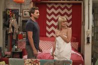 2 Broke Girls – Ein Sex-Date mit Folgen: Andy (Ryan Hansen, l.) und Caroline (Beth Behrs, r.) ...