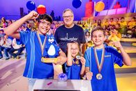 1, 2 oder 3 – Das blaue Team aus Hamburg/Deutschland freut sich über den Sieg.
