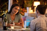 Death in Paradise – DS Florence Cassell (Joséphine Jobert) und DI Neville Parker (Ralf Little) lernen sich bei einem gemeinsamen Abendessen näher kennen. Doch der Fall lässt die Ermittlerin nicht los.
