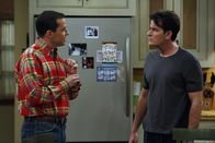 Two and a Half Men – Weil Charlie (Charlie Sheen, r.) Chelsea nicht von der Herzlosigkeit seiner Mutter überzeugen kann, versucht er, Alan (Jon Cryer, l.) und Jake dafür anzuwerben, doch das ist bereits zu spät ...