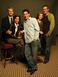 How I Met Your Mother – (1. Staffel) - Rückblick in die wilden Jahre von Ted (Josh Radnor, M.), Marshall (Jason Segel, r.), Barney (Neil Patrick Harris, l.), Lily (Alyson Hannigan, 2.v.r.) und Robin (Cobie Smulders, 2.v.l.) ...