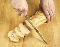 Marktcheck – Frau schneidet Brot mit Messer