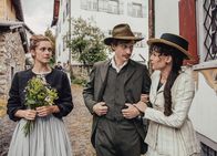 Gotthard – Überraschungsbesuch: Maja (Anna Schinz, re.) ihr Verlobter Max (Maxim Mehmet) und Anna (Miriam Stein, li.)