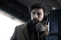 Inside Llewyn Davis – Am Telefon erfährt Llewyn (Oscar Isaac), dass es am Nachmittag eine Aufnahme bei Columbia Records geben wird, für die er als Ersatzmusiker einspringen kann.