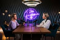Die Gruaberin – v.li.: Alexandra Meissnitzer und Monika Gruber während ServusTVs „Die Gruaberin - Vodcast“ in Salzburg, Österreich am 24. April, 2025.