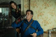 Ash vs. Evil Dead – L-R: Brandy Barr (Arielle Carver-O'Neill) und Ashley 'Ash' J. Williams (Bruce Campbell)