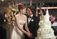 Desperate Housewives – Genießen ihre Hochzeitsfeier: Bree (Marcia Cross, l.) und Orson (Kyle MacLachlan, r.) ...