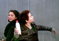 Hinter Gittern - Der Frauenknast – Conny (Kristin Lenhardt re.) erfährt, dass Olli wegen Missachtung des Gerichts zu einer zweimonatigen Haftstrafe im benachbarten Männerknast verurteilt wurde. Sie versucht ihm eine Botschaft zukommen zu lassen. Jule (Anke Rähm) achtet darauf, dass keiner sie dabei beobachtet.