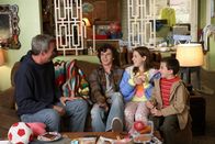 The Middle – Mike (Neil Flynn, l.), Axl (Charlie McDermott, 2.v.l.), Sue (Eden Sher, 2.v.r.) und Brick (Atticus Shaffer, r.) lieben ihr Haus, auch wenn es einige Schäden aufweist. Deshalb sind sie auch skeptisch, als Frankie vorschlägt, ein Apartment zu besichtigen ...