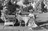 Adel verpflichtet – Seelenruhig sitzen Louis Mazzini (Dennis Price) und Edith D’Ascoyne (Valerie Hobson) für eine Teezeit beisammen. Edith ahnt nicht, welches Schicksal ihren Ehemann Henry bald ereilen wird.