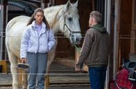 Sturm der Liebe – Ana (Soluna-Delta Kokol, l.) rührt es, wie Roland (Steffen Wink, r.) mit seiner Schuld bzgl. Philipp umgeht.