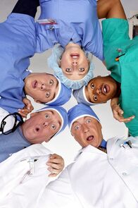 Scrubs - Die Anfänger – (1. Staffel) - Ein unschlagbares Team: (v.l. unten im Uhrzeigersinn) Dr. Phil Cox (John C. McGingley), John Dorian (Zach Braff), Elliot (Sarah Chalke), Turk (Donald Faison) und Dr. Bob Kelso (Ken Jenkins) ...