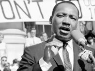 Der Preis des Krieges – Martin Luther King kritisiert während einer Rede im Mai 1967 in Berkeley, California, die horrenden Militärausgaben des Vietnamkriegs, weil sie nach seiner Meinung zu drastischen Einsparungen im Sozialwesen führen.
