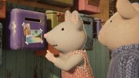 Sam & Julia im Mäusehaus – Julia (l.) entdeckt eine Postkarte von ihrer Heimatinsel an ihrem Briefkasten. Das bringt sie auf die Idee, ihrem besten Freund Sam (r.) alles über die Insel und wie sie dort gelebt hat, zu erzählen.