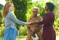 The Help – Womit niemand gerechnet hätte, tritt ein: Skeeters (Emma Stone, l.), Aibileens (Viola Davis, r.) und Minnys (Octavia Spencer, M.) Buch wird ein Bestseller - und sorgt in Jackson, wo sich die Betroffenen natürlich sofort in den ausgesprochen plastisch beschriebenen Figuren erkennen, für Getuschel ...
