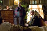 Batman Begins – Nehmen gemeinsam den Kampf gegen das Böse auf: Bruce Wayne (Christian Bale, l.), Butler Alfred Pennyworth (Sir Michael Caine, r.) und Lucius Fox (Morgan Freeman, M.) ...