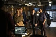 Castle – Beckett (Stana Katic, vorne l.) wird mit einem Fall konfrontiert, den sie eigentlich für gelöst gehalten hatte. Castle (3.v.r.), Ryan (Seamus Dever, 2.v.r.) und Esposito (Jon Huertas, r.) fürchten, dass sie sich in etwas verrennt ...