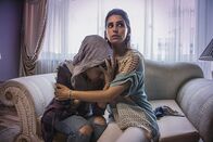 4 Blocks – Amara (Almila Bagriacik, l.); Kalila (Maryam Zaree, r.)