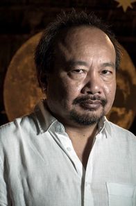Everything will be OK – Rithy Panh, kambodschanischer Regisseur und Drehbuchautor. Mit seinem Dokumentarfilm „Everything Will Be OK“ wurde er dieses Jahr bei der Berlinale mit dem Silbernen Bären ausgezeichnet.