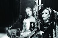 American Horror Story – (4. Staffel) - Nachdem Bette ihre Mutter getötet hat, fühlt sich auch Dor Tattler (Sarah Paulson) schuldig, doch verworrene Umstände führen das erstaunliche Zwillingspaar schließlich in die Freak Show ...