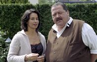 Die Rosenheim-Cops – Zunächst wollte Ingrid Taubenthaler (Katharina Müller-Elmau) ihren alten Schulfreund Korbinian Hofer (Joseph Hannesschläger) diskret bei einer dummen Geschichte mit einem Kaufhausdetektiv um einen Gefallen bitten, aber nun ist der ermordet worden und die Diskretion ist hin.