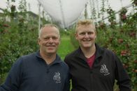 Heimatleuchten – Portrait von Sepp Nuster und Sohn Christian bei der Obsternte