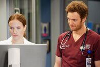 Chicago Med – Er will ihr vertrauen: Jessy Schram als Dr. Hannah Asher, Nick Gehlfuss als Dr. Will Halstead