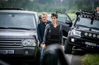 Kommissar Wisting – Kommissar Wisting (Sven Nordin) unterschätzt die Zielstrebigkeit seiner Kollegin Maggie (Carrie-Anne Moss) vom FBI.