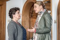 Der Bergdoktor – Anne (Inse Lutz, r.) ist sauer, weil Lisbeth (Monika Baumgartner, l.) ihr nichts von einer neuen Frau in Martins Leben erzählt hat.