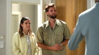 Rote Rosen – Unterdessen ertappt Julius (Jan Stapelfeldt) in flagranti Valerie (Maike Johanna Reuter l.) und Simon (Thore Lüthje r.) in der Hotelsuite.
