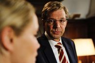 Der Rücktritt – Schlaflose Nächte im Schloss Bellevue für Deutschlands Vorzeigepaar des politischen Parketts: Bundespräsidenten Christian Wulff (Kai Wiesinger, r.) und seine Gattin Bettina (Anja Kling, l.) ...