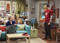The Big Bang Theory – Während Howard und Bernadette eine schockierende Nachricht erhalten, beschwert sich Sheldon (Jim Parsons, r.) bei Penny (Kaley Cuoco, l.) über Amys Verhalten ...
