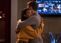 The Flash – Iris (Candice Patton, l.); Barry (Grant Gustin, r.)