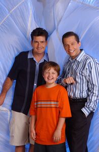 Two and a Half Men – (3. Staffel) - Wahre Männer: Charlie (Charlie Sheen, l.), Alan (Jon Cryer, r.) und Jake (Angus T. Jones, M.)