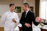 Sturm der Liebe – Erik (Sven Waasner, r.) bekommt an seinem ersten Tag als Restaurantleiter einen Dämpfer von Robert (Lorenzo Patané, l.) verpasst.