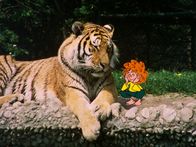 Meister Eder und sein Pumuckl – Meister Eder und Pumuckl gehen in den Zoo. Die vielen fremden Tiere sind neu und aufregend für den kleinen Kobold.