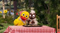 Unser Sandmännchen – Schnatterinchen spielt die Hexe und Pitti Hänsel.