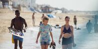 Sunburned – Claire (Zita Gaier, l.) und ihre ältere Schwester (Nicolais Borger) machen einen Strandspaziergang.