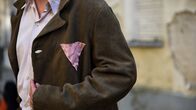 Verbotene Liebe – Der "Rosa Winkel" diente zur Kenntlichmachung von Homosexuellen in den KZs.