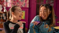 Home Sweet Rome! – Lucy (Kensington Tallman, l.) und ihre beste Freundin Kyla (Ava Ro, r.) singen gemeinsam.