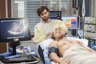 Grey's Anatomy – Dr. Levi Schmitt (Jake Borelli, l.); Lucas Ripley (Brett Tucker, r.)