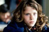 Jenseits der Stille – Lara (Tatjana Trieb) ist die Einzige in ihrer Familie, die hören und sprechen kann. Mit ihren Eltern unterhält sie sich auf Gebärdensprache.