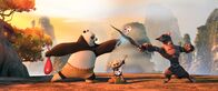 Kung Fu Panda 2 – "Kung Fu Panda 2", Panda Po steht vor der großen Bewährungsprobe als Drachenkönig. Auf Faulenzen und sein geliebtes Essen muss er wohl verzichten, denn jetzt heißt es: Action! Sein alter Meister Shifu erscheint ihm und erteilt Po einen schwierigen Auftrag. Der skrupellos fiese Pfau Lord Shen will ganz China unter seine Herrschaft bringen und die Kunst des Kung Fu für immer aus dem Land verbannen. Bevor Po mit den Drachenkriegern Monkey, Mantis, Viper, Tigress und Crane so richtig loslegt, muss er noch seine innere Mitte finden und sich seiner Vergangenheit stellen.