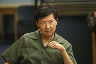 Community – Durch einen Zufall landet Chang (Ken Jeong) auf der Bühne und legt eine sehr spezielle Improvisationsshow hin ...