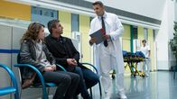 Der Bergdoktor – Der Bergdoktor Staffel 13 Folge 12 Patientin und zwei Ärzte: Janina Fautz als Maja Körner, Hans Sigl als Bergdoktor Dr. Martin Gruber, Mark Keller als Dr. Alexander Kahnweiler