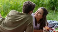 Sturm der Liebe – Maxi (Katharina Scheuba, r.) triggert unbewusst Henrys (Elias Reichert, l.) schlechtes Gewissen, weil er unehrlich zu ihr ist.